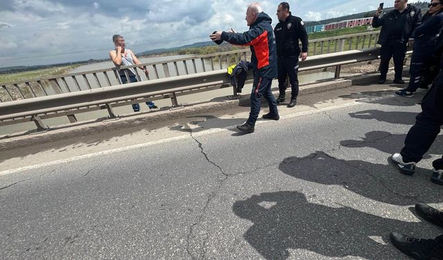 Köprüden atlamak istedi AFAD ve polis tarafından ikna edildi