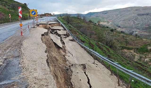 Siirt kara yolunda heyelan, Yolun bir bölümü çöktü