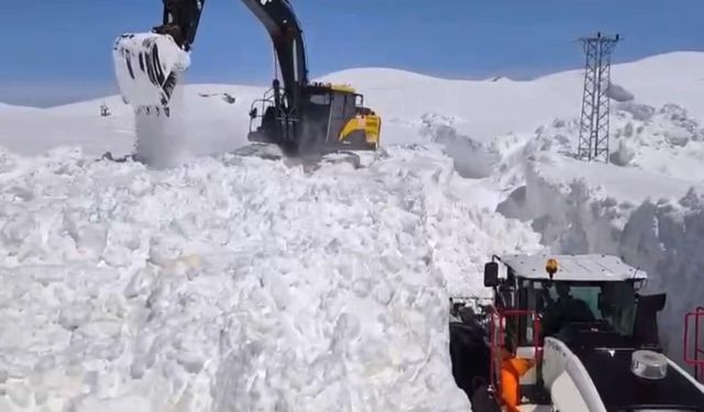 Şırnak’ta Nisan Ayında Kar Esareti Sürüyor