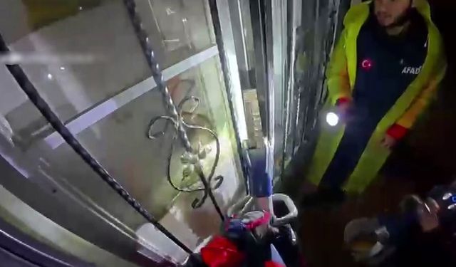 Evlerinde mahsur kalan vatandaşları AFAD kurtardı