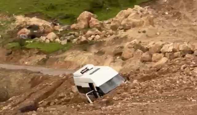 Siirt yolunda heyelan Minibüs mahsur kaldı