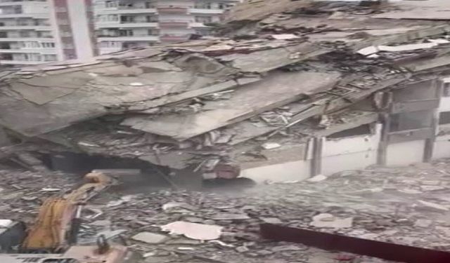 Diyarbakır'da ağır hasarlı binalar yıkılıyor