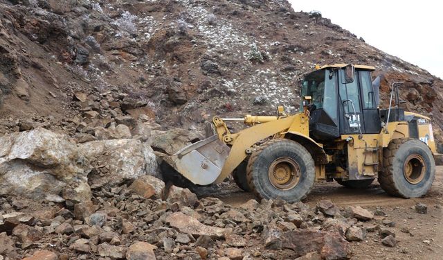 Kar yağışı sonrası heyelan yolu kapattı