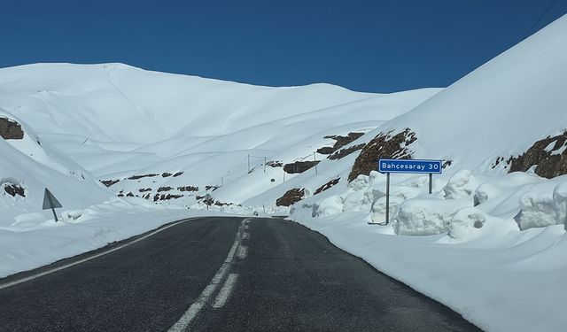 Yol çalışmalarına çığ riski nedeniyle ara verildi