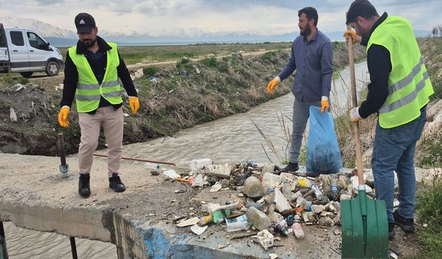 Van Gölü'nün sessiz kahramanları için yol temizliği