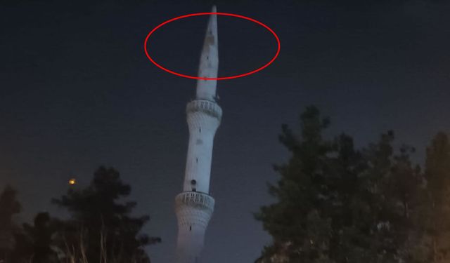 Cami minaresine yıldırım düştü