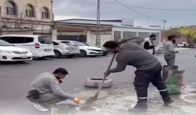 Esnaf yoldaki çukurları kendi imkanlarıyla kapatıyor
