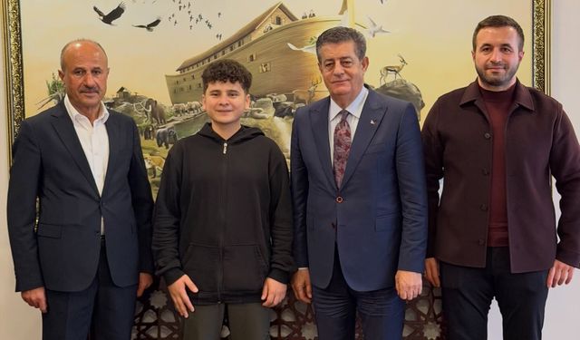 Başkan Yarka Şırnak'ı Tanıtan Genci Aracında Misafir Etti