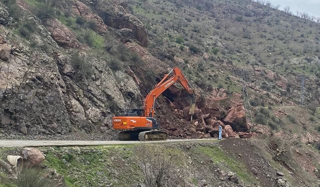 Yola düşen kayaların kapattığı grup köy yolu ulaşıma açıldı