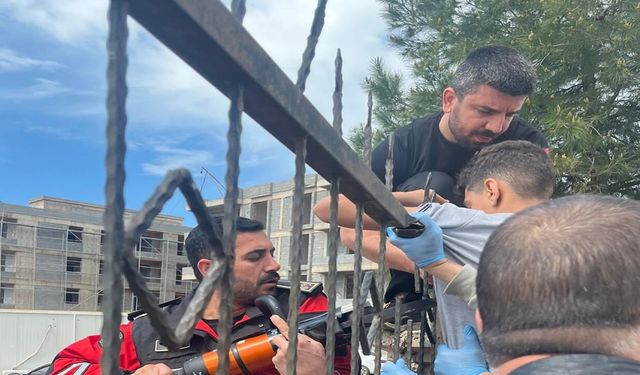 Demir korkuluk, küçük çocuğun koluna saplandı