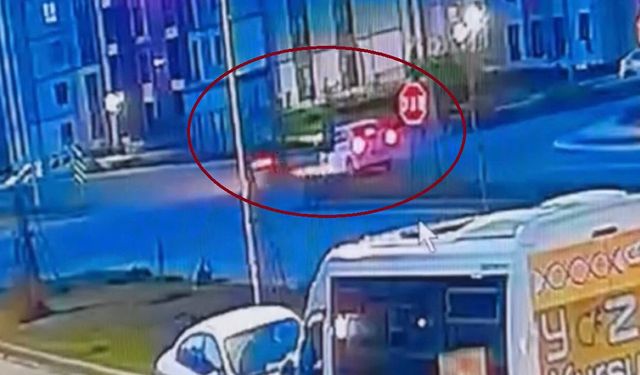 Motosiklet ile otomobilin çarpıştığı kaza kamerada
