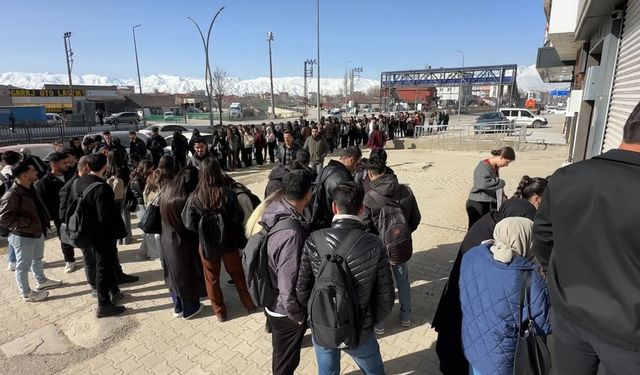 Kütüphane önünde uzun kuyruklar oluştu