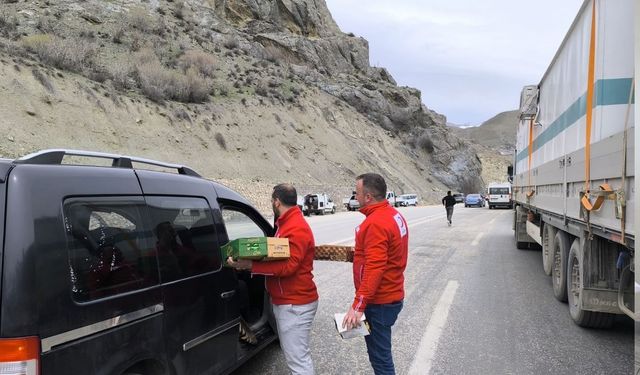 Kızılay’dan yolculara kumanya desteği