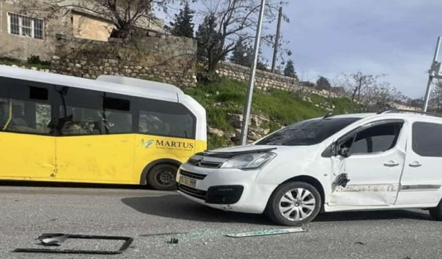 Minibüs ile Ticari Araç Çarpıştı, 2 Yaralı