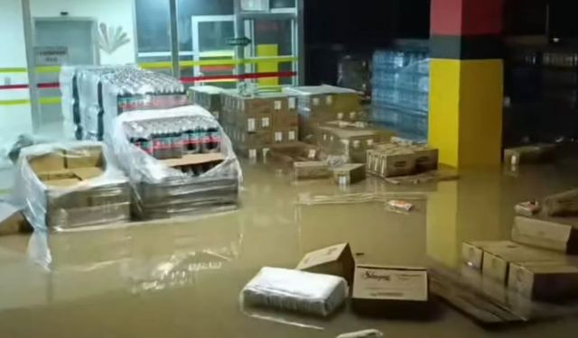 Eski AVM'nin kepenkleri kırıldı, depo sular altında kaldı