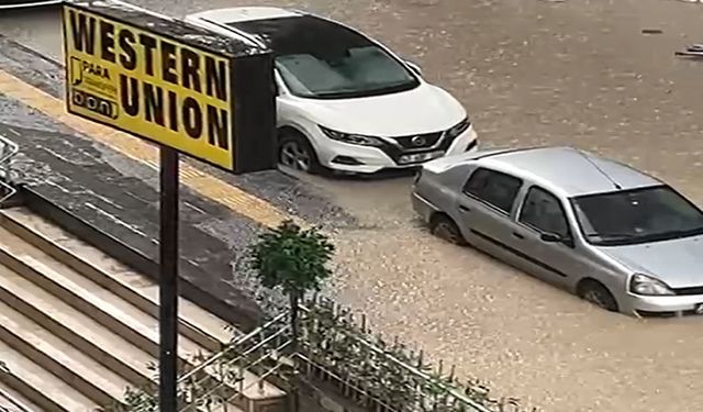 Sokaklar Göle Döndü, Araçlar Suya Gömüldü