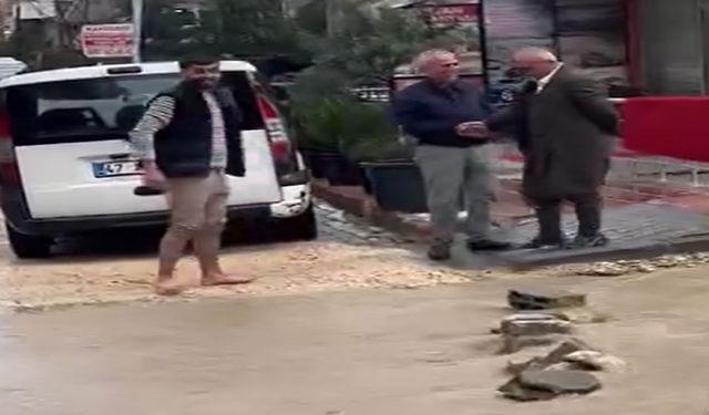 Sağanakta vatandaşlardan alkış alan yardım