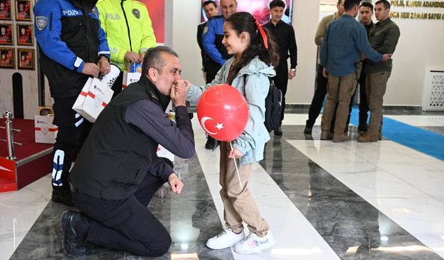 Miniklerden “Volkan Amca'ya" Polis Haftası Sürprizi