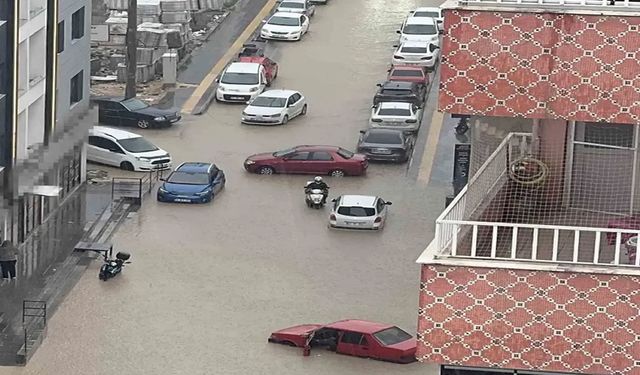 Sağanakta Mahsur Kaldı, Otomobilin Üzerine Çıkıp Kurtuldu