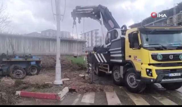Siirt Yolunda Dev Kiriş Trafiği Kilitledi