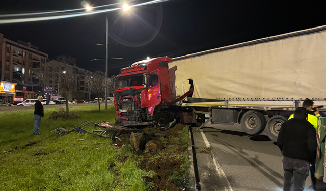 Tır refüje girdi, Facianın eşiğinden dönüldü