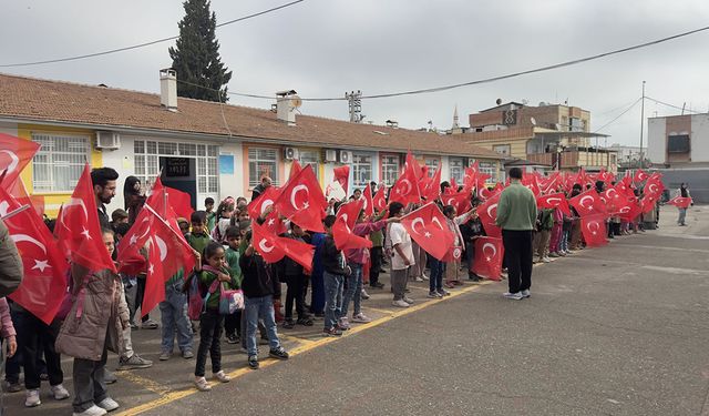 Öğrenciler okula bayrak ve çiçeklerle gitti
