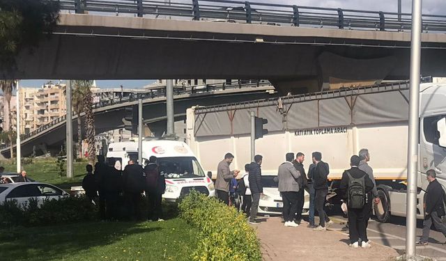 Otomobil kaldırımdaki öğrencilere çarptı, 2 yaralı