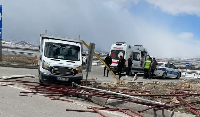 Kavşakta Çarpışma, İki Araç Birbirine Girdi, Yaralılar Var