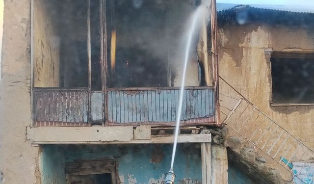 Metruk binada çıkan yangın söndürüldü