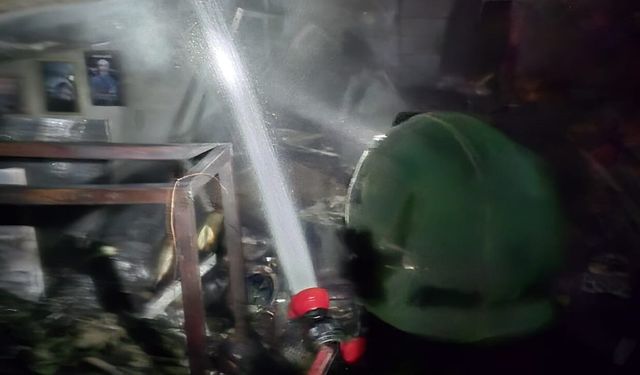 Cam balkon üretimi yapılan iş yerinde yangın