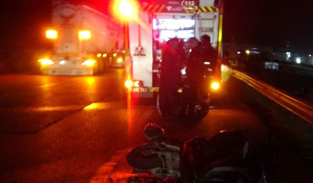 Kamyonet ile motosiklet çarpıştı, 1 ağır yaralı