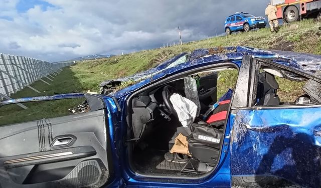 3 kardeşin bulunduğu otomobil kaza yaptı, 1 ölü, 2 yaralı