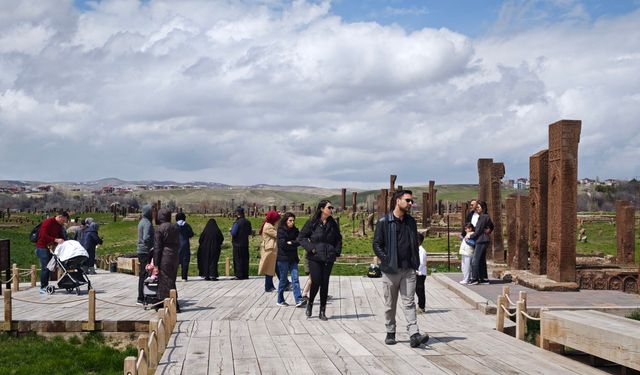 Dünyanın en büyük tarihi mezarlığında ziyaretçi yoğunluğu