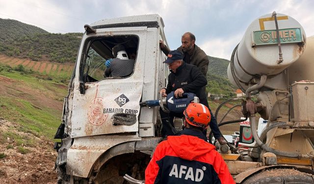 Eruh yolunda beton mikseri kaza yaptı,1 ağır yaralı