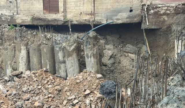 Hakkari’de Tehlike Büyüyor, İki Bina Havada Kaldı