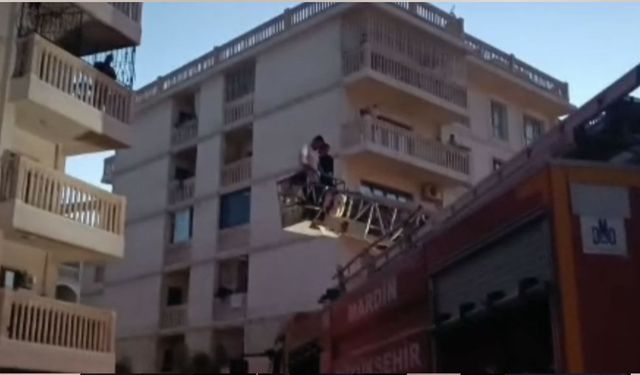 Apartmanda yangın paniğe yol açtı 4 yaralı