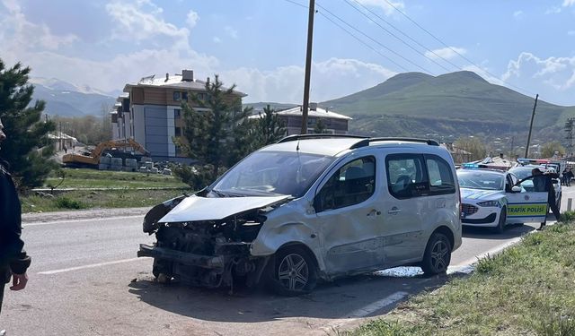 Kamyonet aydınlatma direğine çarptı, 4 yaralı