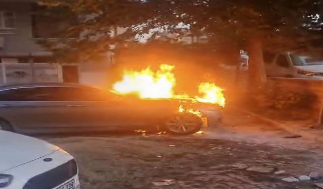 Park halindeki otomobil alev topuna döndü