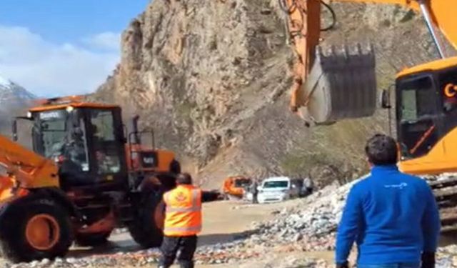 Van-Çatak kara yolu yeniden ulaşıma açıldı