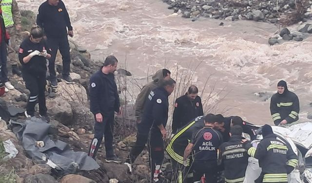 Otomobil dereye uçtu 2 ölü, 1 ağır yaralı