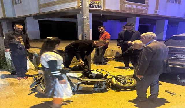 Devrilen motosikletin sürücüsü, otomobilin altında sıkıştı