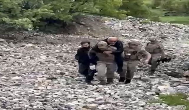 Ayağını burkan şahsı jandarma sırtında taşıdı