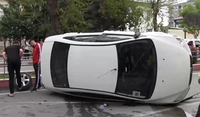 Otomobil refüje çarptı 3 yaralı