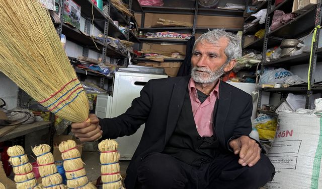 31 yıldır süpürge üreterek hayatını sürdürüyor