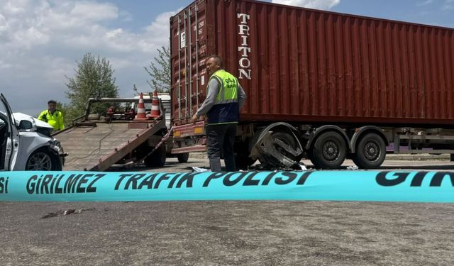 Otomobil tıra arkadan çarptı 1 ölü, 4 yaralı