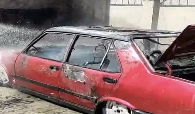 Park halindeki otomobil yanarak kullanılamaz hale geldi
