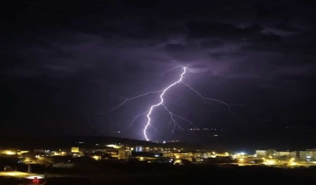 Yıldırım elektrik ve internet hatlarına zarar verdi