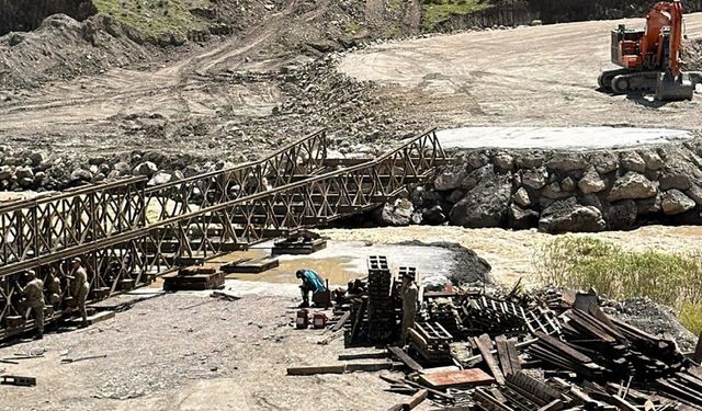 Hakkari-Van yolunda panel köprü çalışması sürüyor