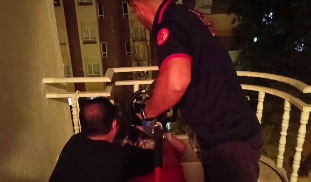 Korkuluklara kafası sıkışan küçük kızı itfaiye kurtardı