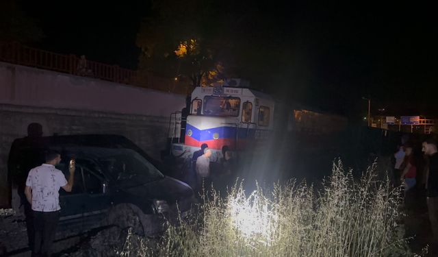 Yük treni hafif ticari aracı 120 metre sürükledi, 2 yaralı
